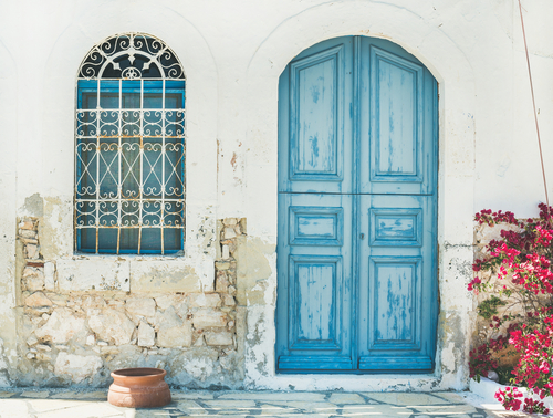 Typical,Exterior,Of,Greek,Traditional,Town,Street,With,Colorful,Buildings
