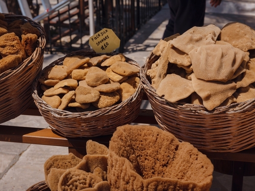 Wicker,Baskets,Filled,With,Natural,Greek,Sponges,At,The,Gift